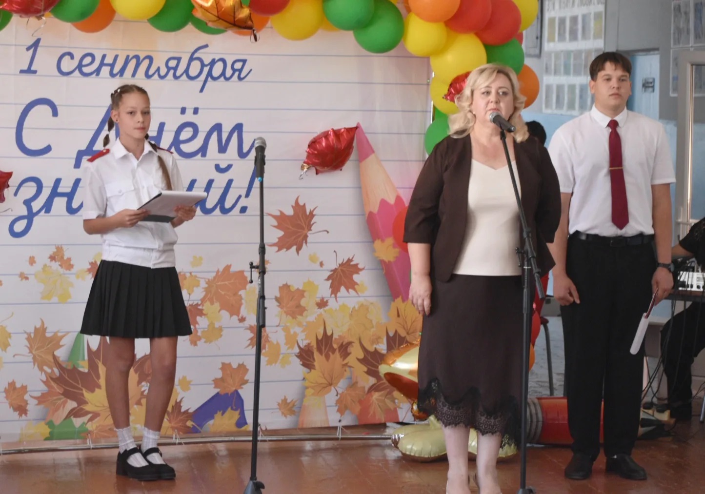 Директор_со_школьниками_СОШ_9_1.09.26.jpg