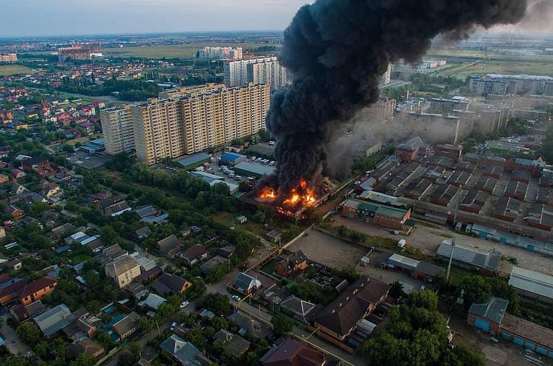 Пожар в явасе вчера. Пожар в краснодаре на красноармейской. Краснодар кореновская улица пожар. Что горит в краснодаре сейчас. Что горит в краснодаре сейчас.