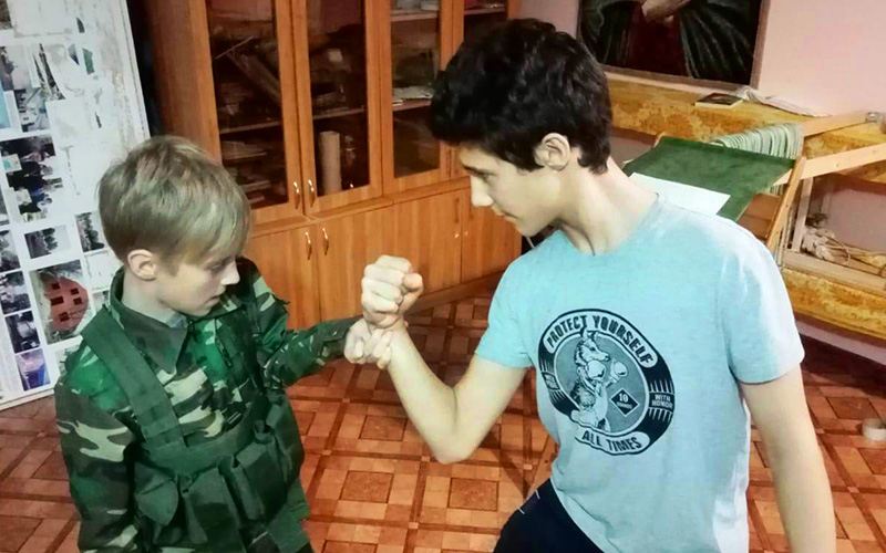 школа настоящего мужчины. столярная мастерская в школе. отец школы и сыновья школы. караджов сергей пмр. шрз пап узбекистан.