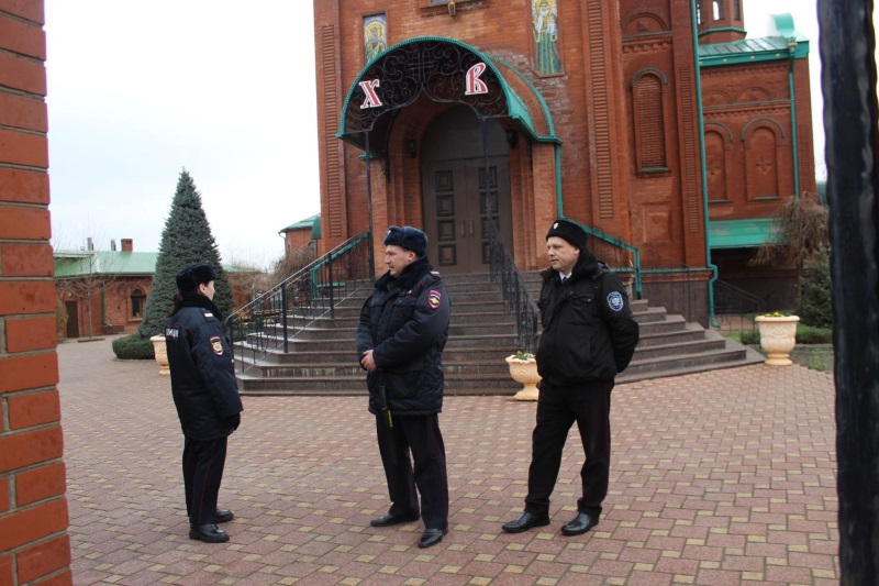 Полиция охраняет храмы на Рождество