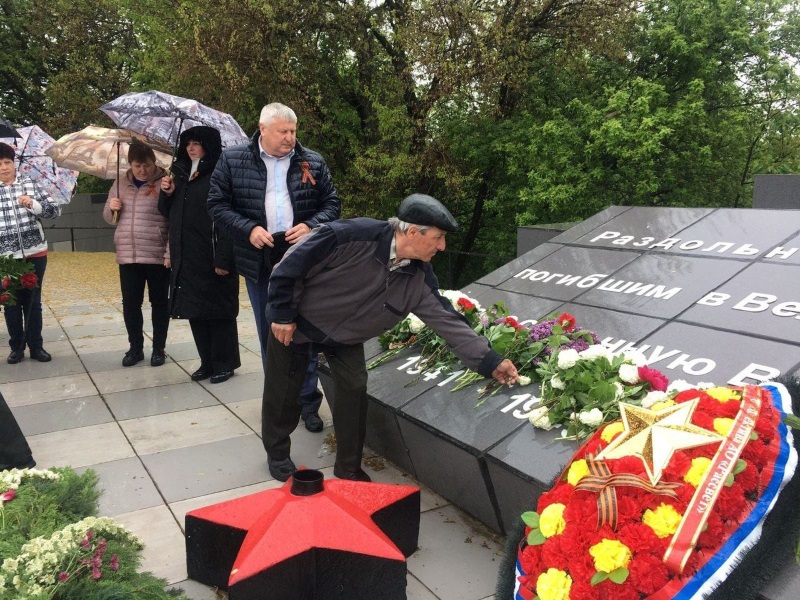 Погода в станице раздольной кореновского. Ветеран и солдат. Памятник воинам. Воин освободитель. Мемориал воину-освободителю.