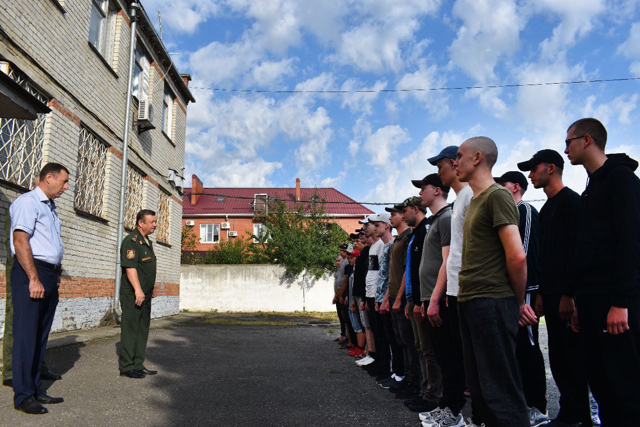 30 призывников из Кореновского и Выселковского районов отправились служить  Родине